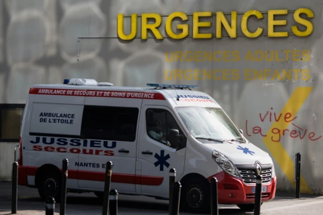 Une ambulance à l'entrée du service des urgences du centre hospitalier de Nantes le 27 août 2019