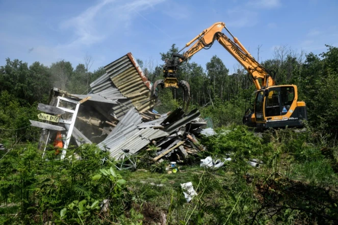 Un bulldozer détruit une maison de fortune le 17 mai 2018 lors de la deuxième opération d'expulsion de la ZAD de Notre-Dame-des-Landes (Loire-Atlantique) 