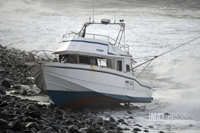 Saint-André : un navire échoué sur le littoral