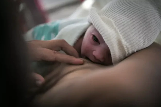 La coqueluche est souvent bénigne mais peut entraîner des complications graves, respiratoires et neurologiques, parfois mortelles chez les bébés ( AFP / LOIC VENANCE )