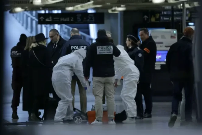  Des policiers et des experts de la police scientifique sur les lieux d'une attaque à la gare de Lyon, le 3 février 2024 à Paris ( AFP / Thomas SAMSON )