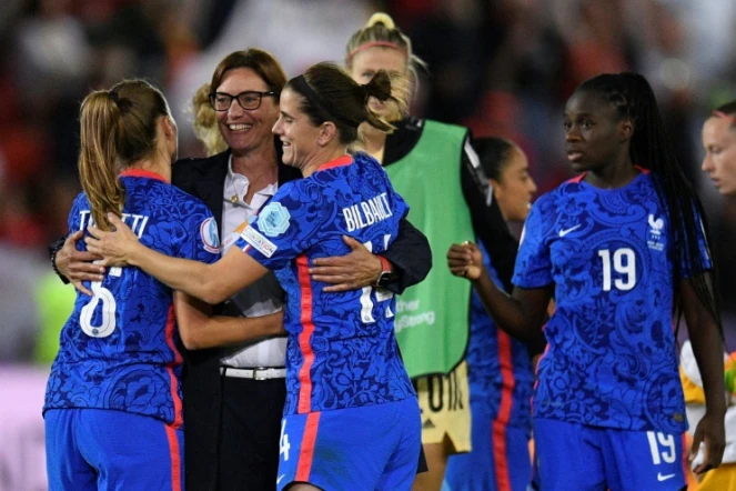 La sélectionneuse Corinne Diacre félicite ses joueuses, après la victoire de la France, 2-1 face à la Belgique, synonyme de qualification pour les quarts de finale de l'Euro, le 14 juillet 2022 au New York Stadium à Rotherham (Angleterre)