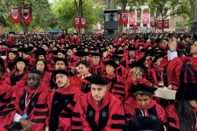 Des diplômés assistent à la cérémonie de remise des diplômes à l'Université Harvard à Cambridge, dans le Massachusetts, le 29 mai 2025 ( AFP / Rick Friedman )
