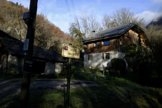 Le chalet où ont été retrouvés morts trois enfants à Taninges, le 13 novembre 2024 ( AFP / JEFF PACHOUD )