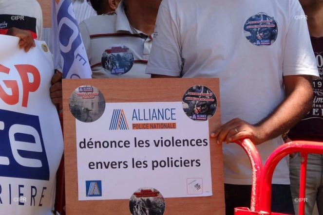 150 policiers manifestent devant malartic contre les violences 