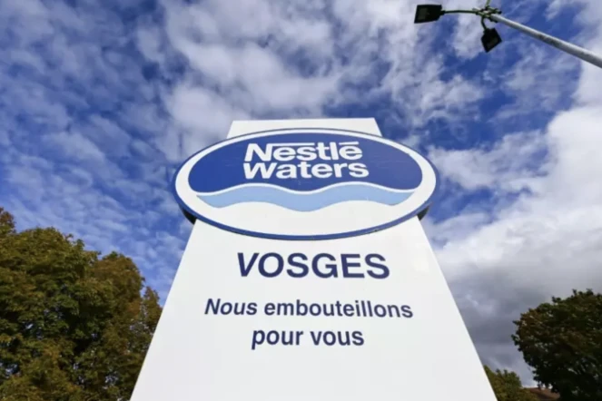 Le logo de Nestlé Waters sur son site d'embouteillage de Vittel, dans les Vosges, le 24 octobre 2023 ( AFP / JEAN-CHRISTOPHE VERHAEGEN )