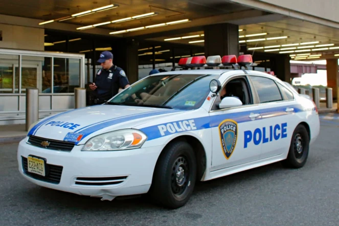 Véhicule de police stationné devant un aéroport aux Etats-Unis (illustration) - Kena Betancur / AFP