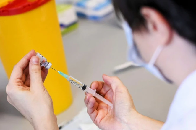 Préparation d'un vaccin à la maison de retraite Woonzorgcentrum Sint-Pieters à Puurs en Flandre (Belgique), le 28 décembre 2020