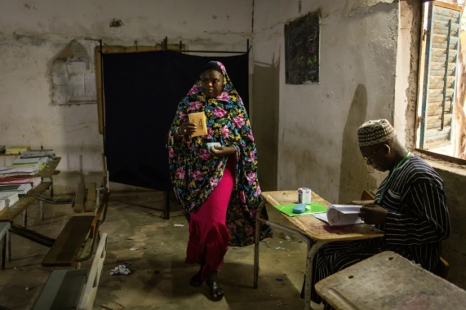 Une femme vote lors des élections législatives au Sénégal, dans le village de pêcheurs de Ndayane, le 17 novembre 2024