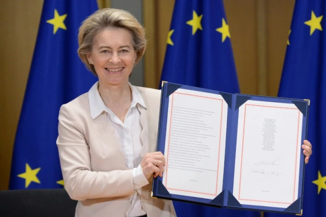 La présidente de la Commission européenne, Ursula von der Leyen, pose avec l'accord post-Brexit signé à Bruxelles le 30 décembre 2020