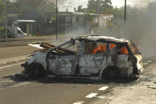 Plusieurs nuits de violences urbaines dans un contexte de mobilisation contre la vie chère, à Fort-de-France. | AFP