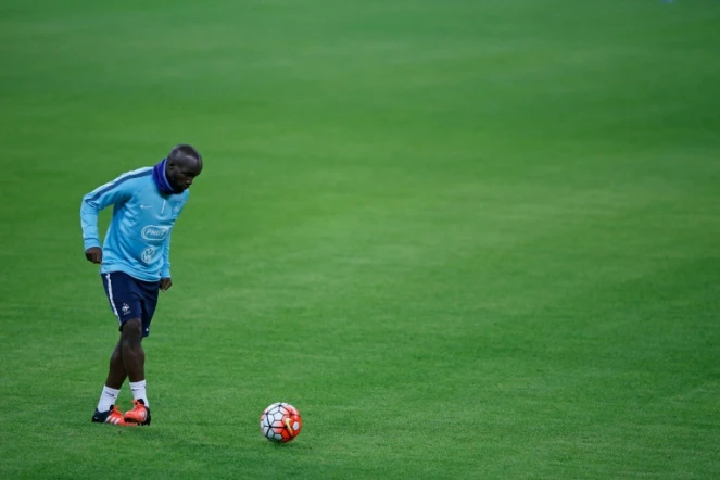 Le milieu des Bleus et de l'OM Lassana Diara à l'entraînement, le 16 novembre 2015 à Londres