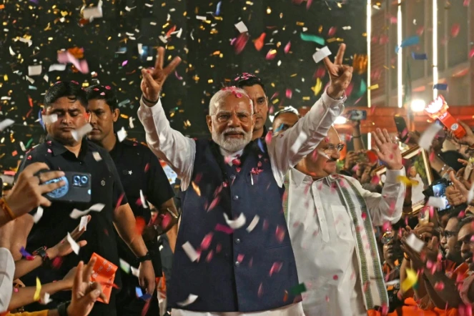 Le Premier ministre indien Narendra Modi fait le signe de la victoire en arrivant au siège de son parti, le BJP, le 4 juin 2024 à New Delhi