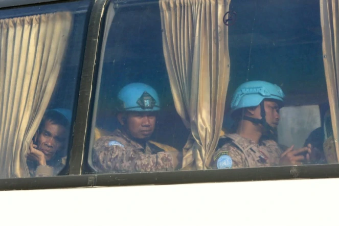 Des Casques bleus de la Force intérimaire des Nations unies au Liban (Finul) sont assis dans un bus sur le site d'une frappe à l'entrée nord de la ville méridionale de Saïda, le 7 novembre 2024