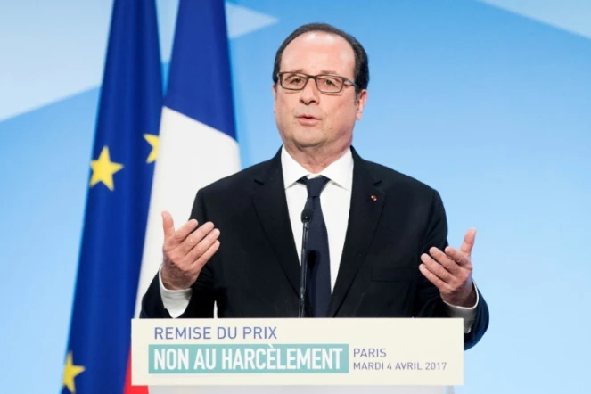 Le président François Hollande fait une déclaration lors de la remise du prix "Non au Harcèlement" à l'Elysée, le 4a vril 2017 à Paris