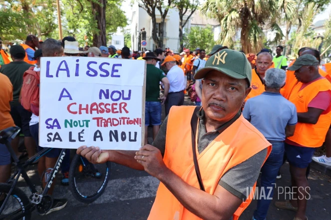 Saint-Denis : les chasseurs de tangues mobilisés devant la préfecture [?]