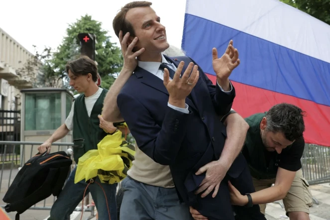 Mardi soir, Greenpeace a déposé la statue de cire de Macron devant le siège EDF à Paris pour protester contre les liens entre la France et la Russie.  - Thomas SAMSON / AFP