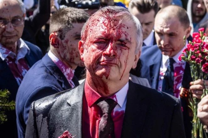      Sergueï Andreev le visage couvert de faux sang à Varsovie, lundi 9 mai. 