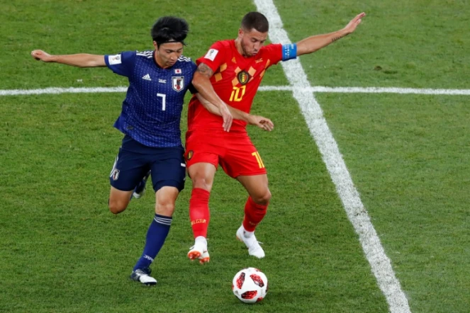 L'attaquant de la Belgique Eden Hazard (d) à la lutte avec le milieu japonais Gaku Shibasaki en 8e de finale du Mondial, le 2 juillet 2018 à Rostov 