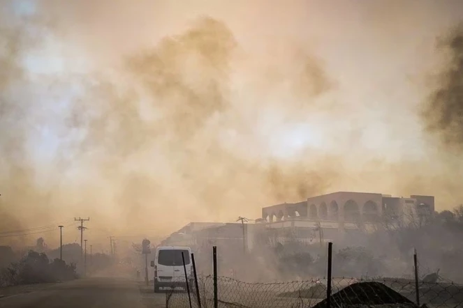 Canicule : le feu entraîne une opération d'évacuation sans précédent en Grèce