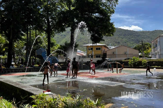 Chaleur et jets d'eau au jardin de l'état