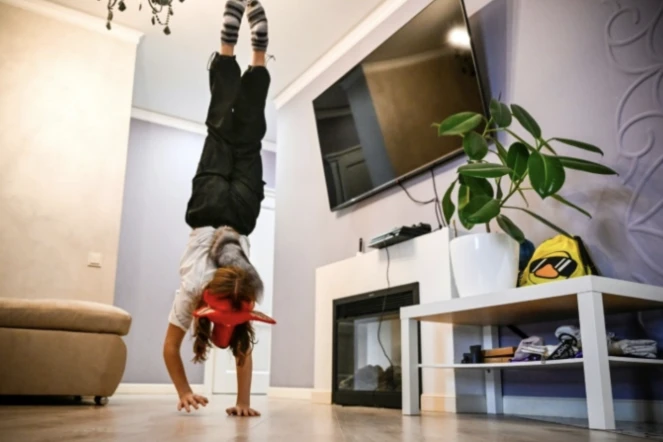 L'adolescente russe Iana, adepte du quadrobics, porte un masque de renard et s'entraîne dans un appartement à Moscou, le 18 octobre 2024 ( AFP / Alexander NEMENOV )