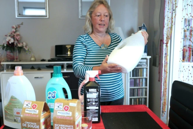 Andrée Nieuwjaer montre un bidon de lessive faite maison, le 27 novembre 2015 à Roubaix, dans le Nord