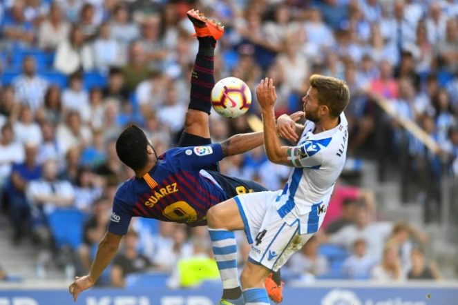 Le Barcelonais Luis Suarez tente un retourné contre la Real Sociedad d'Asier Illarramendi, le 15 septembre 2018 à San Sebastian 