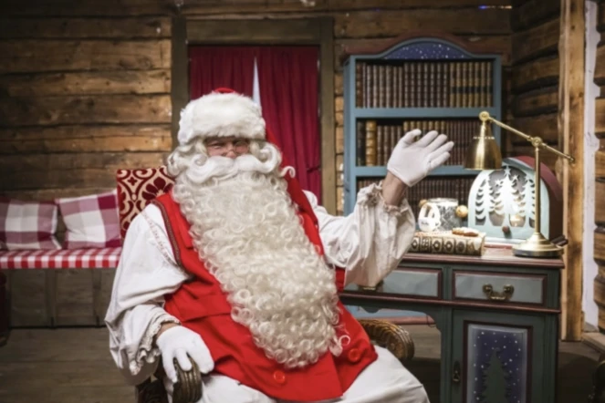 Un Père Noël dans un parc près de Rovaniemi, en Laponie finlandaise, le 16 novembre 2024 ( AFP / Jonathan NACKSTRAND )