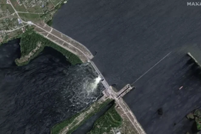 Image satellite diffusée le 5 juin 2023 par Maxar Technologies du barrage hydroélectrique de Kakhovka, dans la région de Kherson, en Ukraine ( Satellite image ©2023 Maxar Technologies / - )