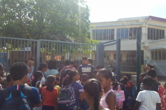 Saint-Pierre - Parents et enseignants bloquent l'école Alfred Isautier