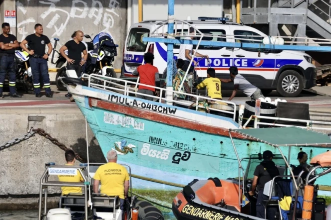 Un batreau de pêche ski lankais accoste au port de la Pointe des Galets