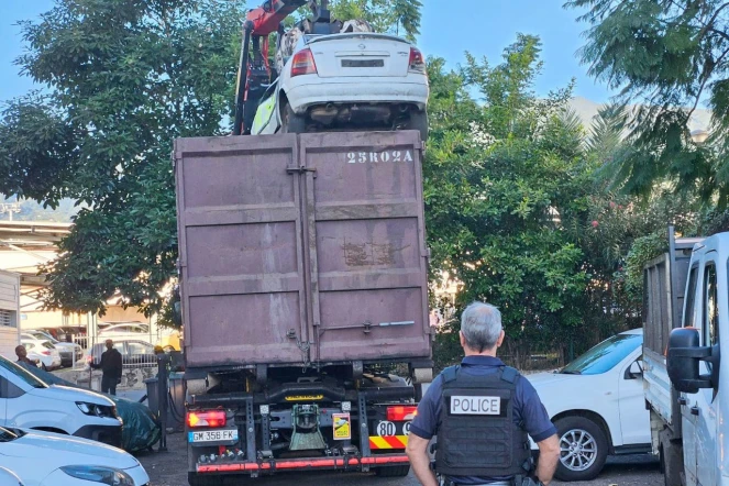  Saint-Denis : grande opération de nettoyage des carcasses de voiture