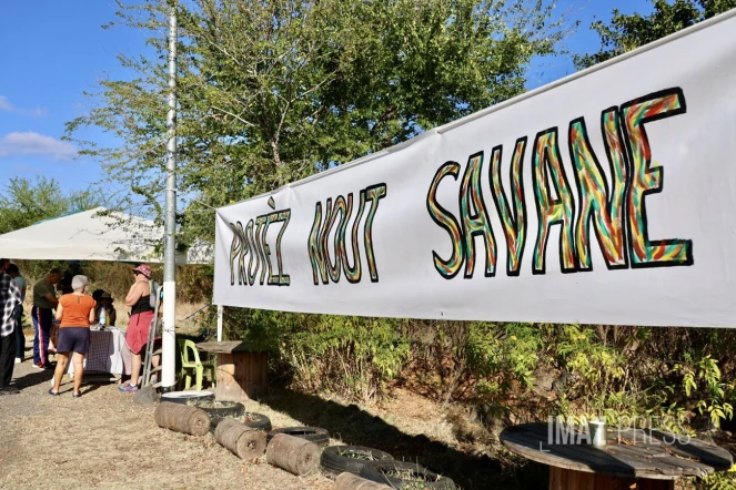 Les opposants à la ZAC de la Savane des Tamarins manifestent pour l'arrêt du chanter [?]