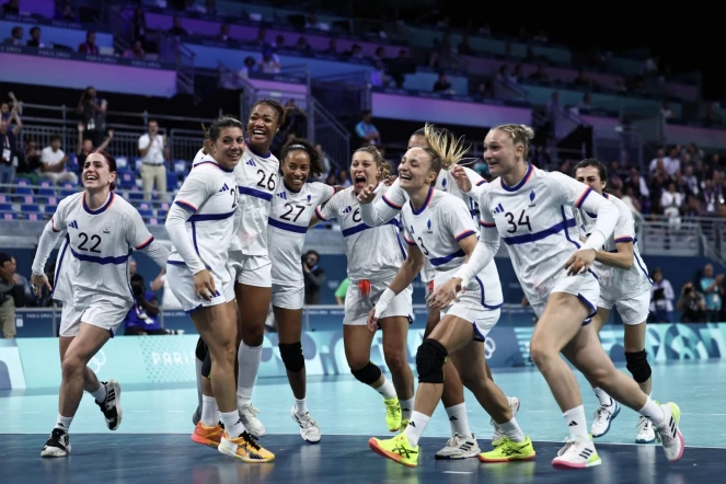  L’équipe de France de handball communiant avec le public du stade Pierre-Mauroy, à Villeneuve-d’Ascq, après sa qualification en finale olympique, le 8 août 2024.