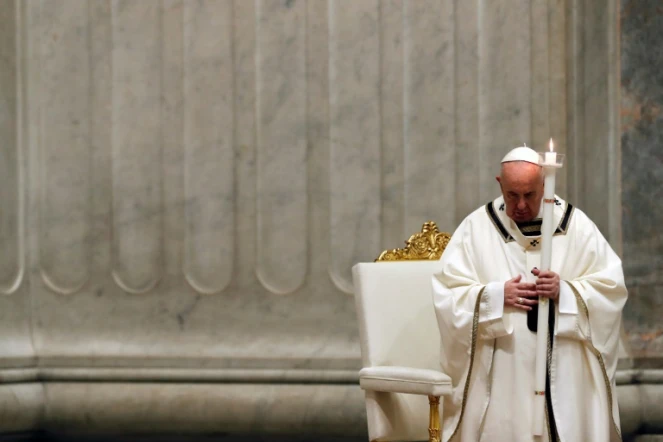 Le pape François préside la veillée pascale, dans la basilique Saint-Pierre  vide de fidèles, le 11 avril 2020 au Vatican 