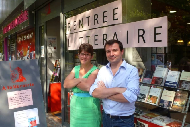 -Aline Charron et Guillaume Chapellas devant leur librairie le 29 août 2013 à Bobigny