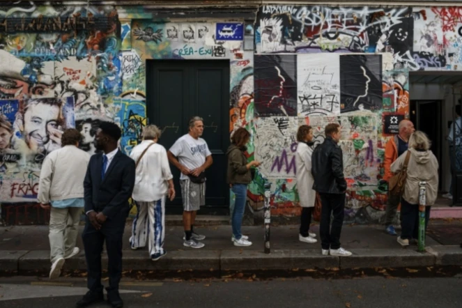 Des visiteurs devant la Maison Gainsbourg à Paris, le 20 septembre 2023, jour de son ouverture ( AFP / Dimitar DILKOFF )