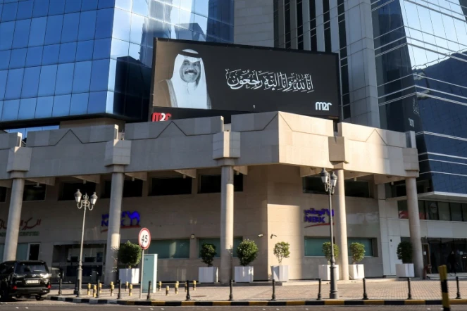 Un message de condoléances sur un écran géant après le décès de l'émir du Koweit, cheikh Nawaf al-Ahmad Al-Sabah, le 16 décembre 2023 à Koweit