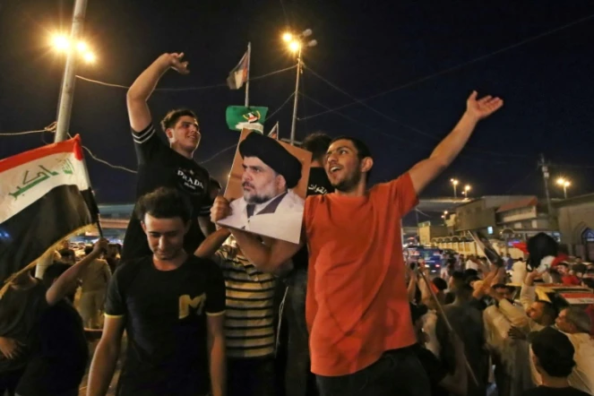 Des partisans de l'influent clerc chiite Moqtada al-Sadr rassemblés avant les résultats officiels des élections législatives anticipées à Najaf, le 11 octobre 2021 en Irak