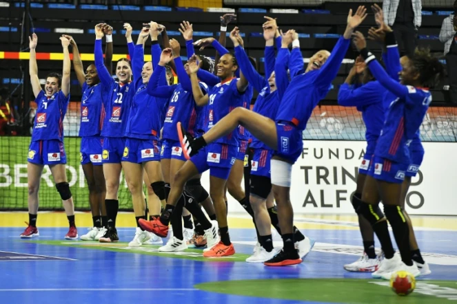 Le bonheur des Bleues à l'issue de leur victoire convaincante contre l'Angola dans le groupe A du Mondial de hand à Granollers, le 3 décembre 2021 