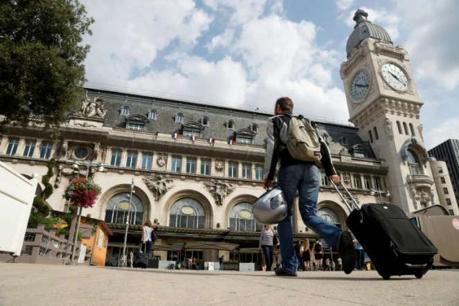 Un voyageur devant la gare de Lyon à Paris, le 22 juillet 2016