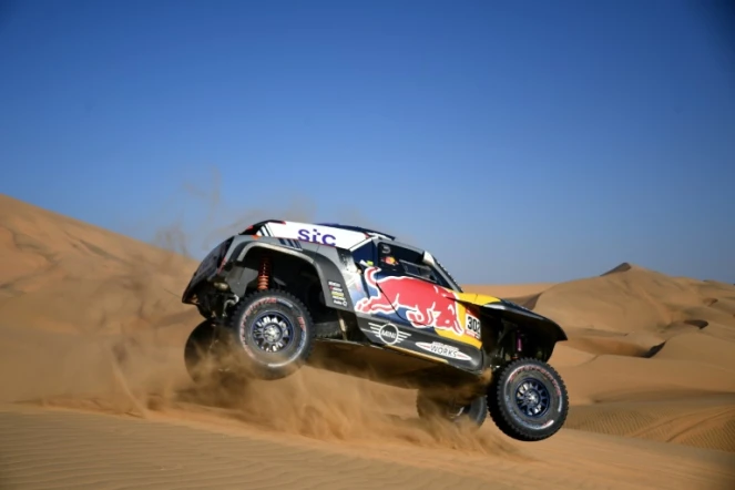 La Mini pilotée par Stéphane Peterhansel fonce sur les dunes du rallye-raid "Dakar" en direction de Wadi Ad-Dawasir, le 4 janvier 2021
