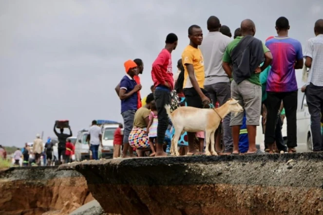 Des sinistrés du cyclone Idai le 19 mars 2019 sur la route entre Beira et Chimoio au Mozambique.
