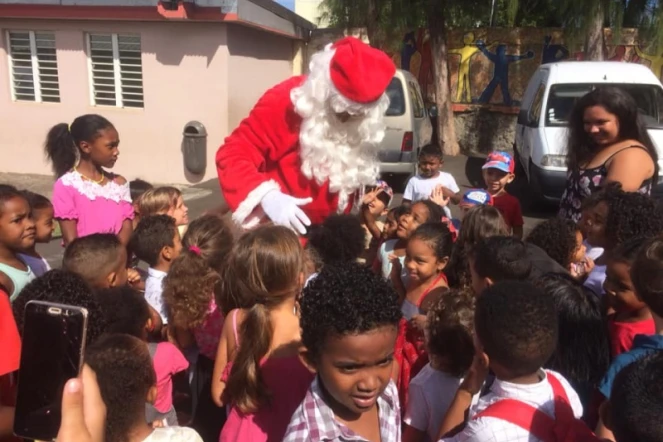 Père Noël, distribution de cadeaux, écoles maternelles, Angelo la mascotte