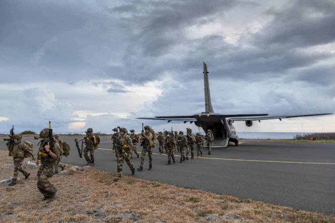 Les parachutistes d'infanterie de marine en exercice dans le sud de l'île