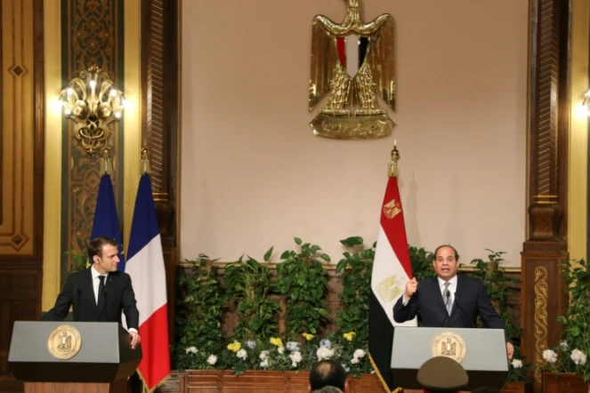 Le président égyptien Abdel Fattah al-Sisi (D) et son homologue français Emmanuel Macron (G) lors d'une conférence de presse conjointe le 28 janvier 2019 au Caire