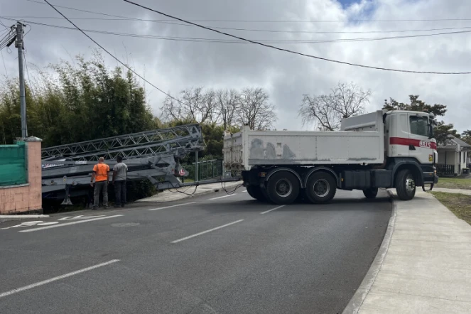 route Barrée à la plaine des palmistes avec camion et une grue