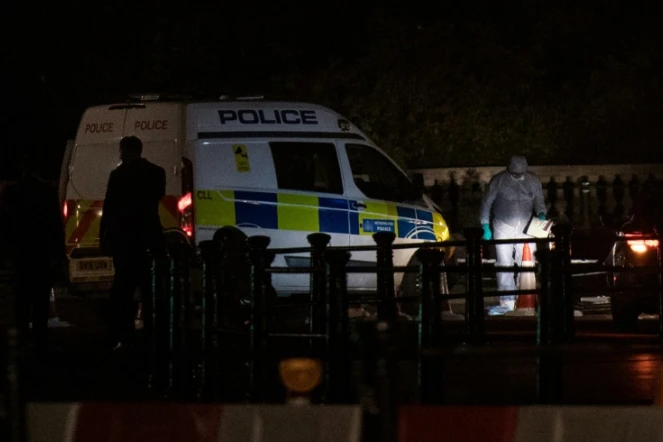 Des policiers le 26 août 2017 près du Queen Victoria Memorial proche de Buckingham Palace où des policiers ont été attaqués au couteau