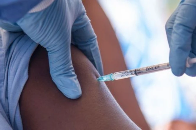 Une personne reçoit un vaccin contre la grippe le 8 octobre 2015 à Lille